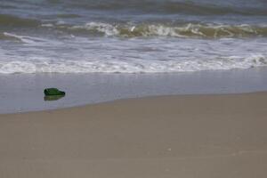 botella en el costa, mensaje en un botella foto