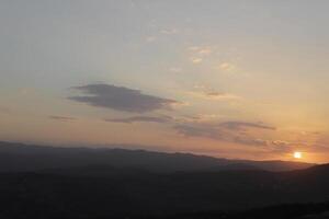 puesta de sol detrás el montañas, España foto