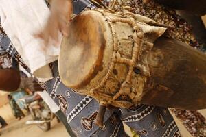 jugando tambores a festival en benin foto