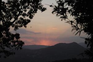 puesta de sol detrás el montañas, España foto