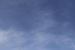 cielo azul con algunas nubes foto