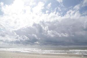 paisaje de nubes, pueblo petten a el norte mar, el Países Bajos, foto