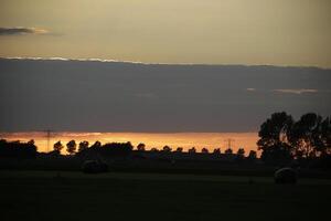 puesta de sol en el Países Bajos, nubes, colores foto