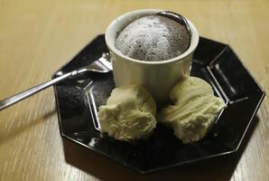 chocolate fondant con hielo crema foto