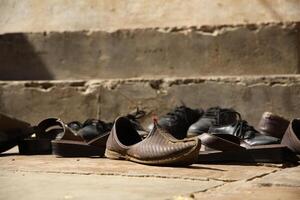 Zapatos en frente de un templo, jaipur, India foto