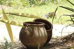 Cocinando ollas en pie en naturaleza, benin foto