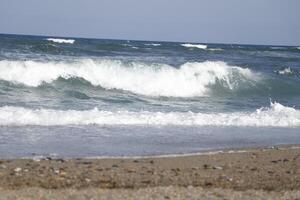 áspero mar con muchos ondas, No Derecho horizonte, eso siente me gusta usted son balanceo en el olas foto