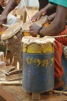 jugando tambores en benin foto