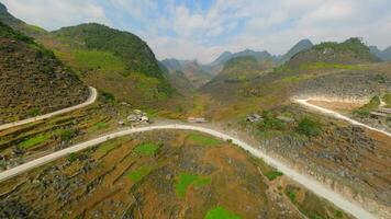 antenn se av berg landskap på de ha giang slinga, norr vietnam. video