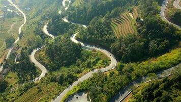 panoramico avvolgimento strada nel il montagne su il ah giang ciclo continuo, nord Vietnam video