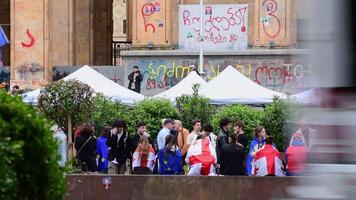 tbilissi, Géorgie, 9e avril, 2024 - groupe de Jeune géorgien manifestants manifestation dans rue par géorgien parlement bâtiment video