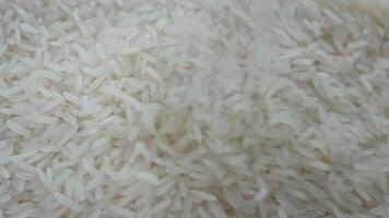 extremo fechar acima e lento movimento cenas do jasmim arroz o preenchimento dentro Panela video