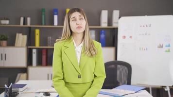 nervioso Deprimido mujer de negocios. video