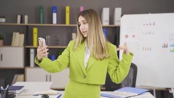 dansant femme d'affaires en utilisant téléphone. video