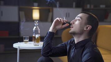 unzufrieden jung Mann raucht ein Zigarette. video