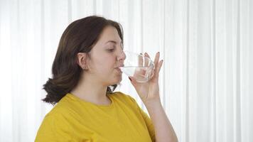 contento mujer bebiendo agua. video