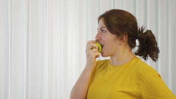femme en mangeant pomme, mordant il. video