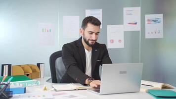 joven empresario trabajos en su oficina. video