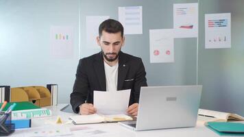 le homme avec colère froisse le document. video