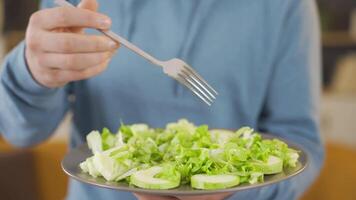 dieta, hombre comiendo verde ensalada. video