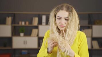 triste donna con cattivo e trasandato capelli. video