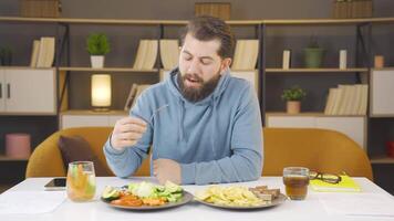 a homem quem deram acima dieta. video