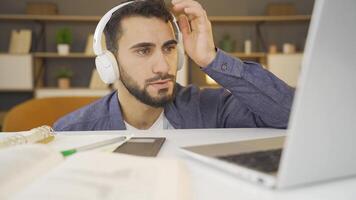 Université étudiant, déception. video