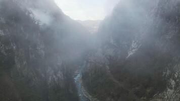 abbandonato vecchio pericoloso strada nel un' stretto gola lungo il Mzymta fiume. sochi video