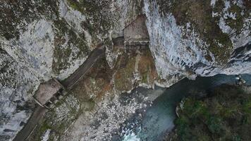 abbandonato vecchio pericoloso strada nel un' stretto gola lungo il Mzymta fiume. sochi video