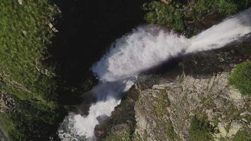 aereo. lento movimento di un' potente ruscello di un' montagna cascata video