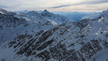 Antenne Aussicht von cheget Berg Angebot im Schnee im Winter im sonnig klar Wetter video