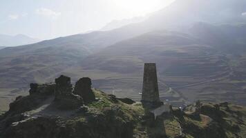 aéreo. antiguo Roca torres medieval castillo en un ladera de la montaña video