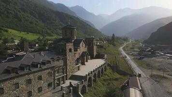 aereo. santo dormizione alan monastero nel khidikus villaggio a tramonto video