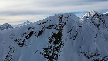 Antenne Aussicht von cheget Berg Angebot im Schnee im Winter im sonnig klar Wetter video