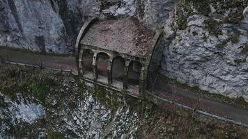 abandonado antiguo peligroso la carretera en un estrecho garganta a lo largo el mzymta río. Sochi video