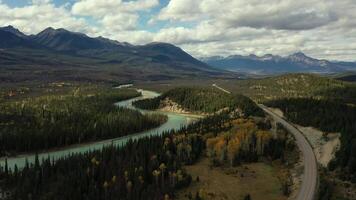 Antenne Aussicht von das athabasca Fluss video