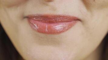 detailopname mond en lippen glimlachen vrouw. video