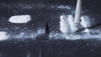 Using cocaine with paper. video