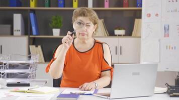 femme d'affaires et grossissant verre. video