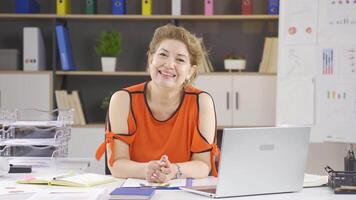 positivo donna d'affari sorridente a telecamera. video