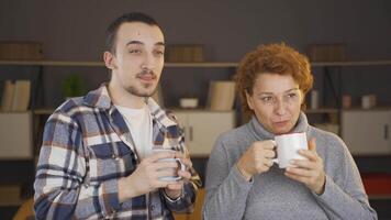 madre e figlio sognare di meglio giorni. video