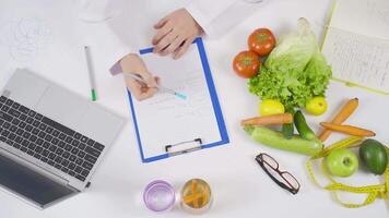 Dietitian doctor diet program video