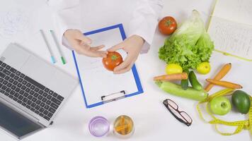 dietético médico explica vegetales. video