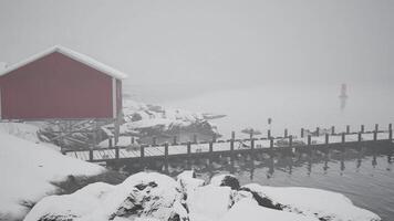 rot Haus auf schneebedeckt Hang video