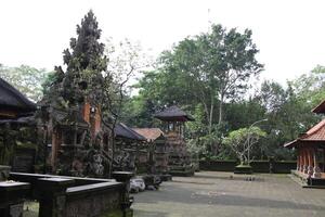 mono templo en ubud, bali foto