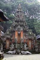 mono templo en ubud, bali foto