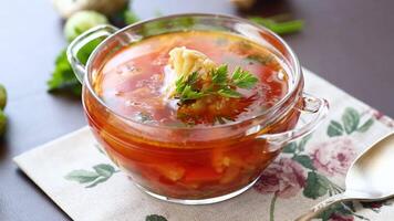 vegetabiliska soppa med bryssel groddar och blomkål, i en glas tallrik på en trä- tabell video