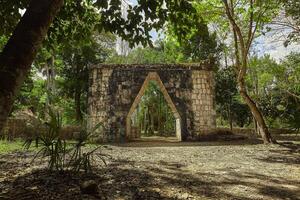 arco y puerta a chichén itzá foto