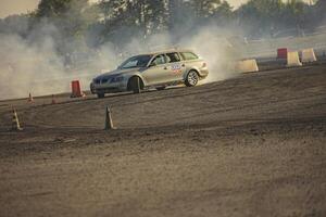 villamarzana 10 septiembre 2023 intenso coche carrera capturar el emoción de a la deriva en un desafiante circuito foto