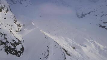 Erfahrung atemberaubend Antenne Ansichten von ein schneebedeckt Berg Landschaft video